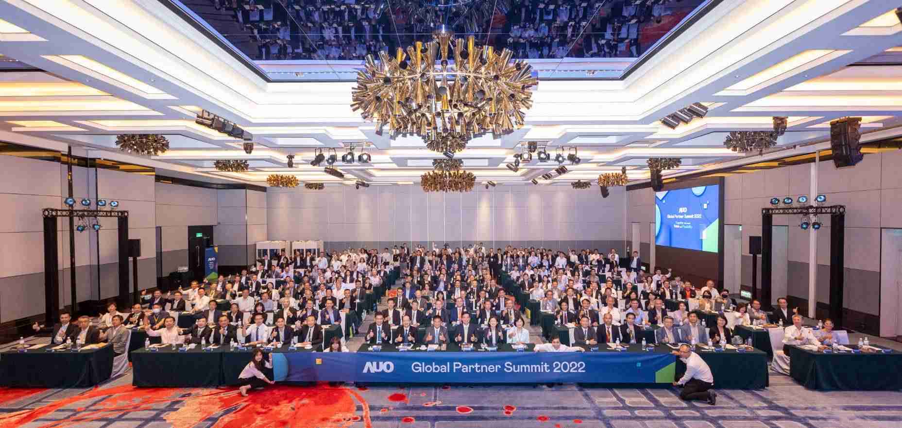 友達推動「安心、、、創新、、用心、、同心、、、盡心」五星職旅，，，為菲籍員工打造全方位照護，，，首度贏得「人權實踐與發展領袖獎」殊榮