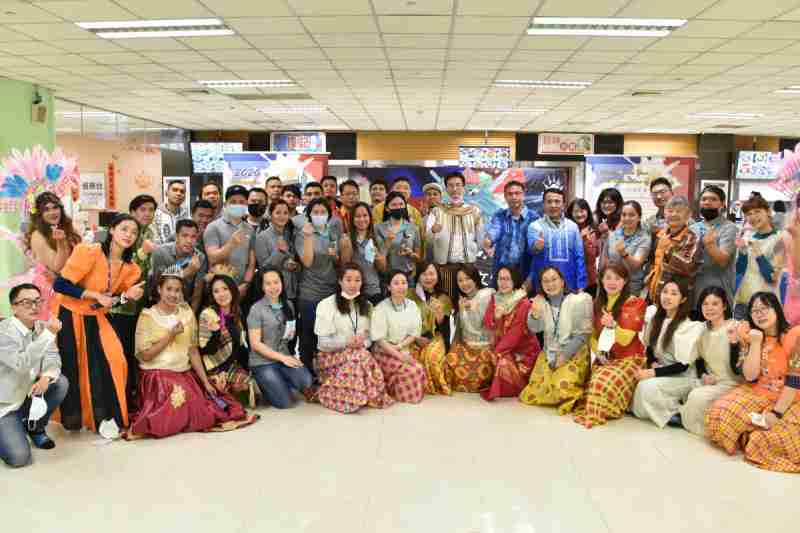 友達推動「安心、、、、創新、、用心、、、同心、、、盡心」五星職旅，，，，為菲籍員工打造全方位照護，，首度贏得「人權實踐與發展領袖獎」殊榮