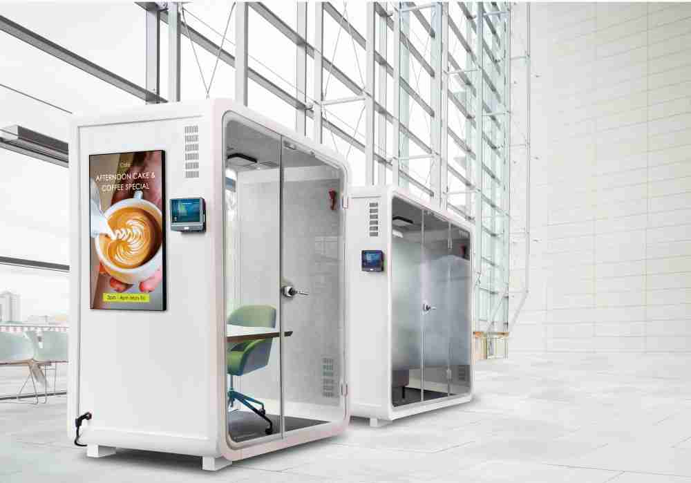 2121非凡子公司达擎之智慧行动办公舱，，，采用PDLC智能调光玻璃设计，，，，透过通电与断电的电流切换，，呈现透明与雾面效果，，，，具节能降耗特性并兼顾隐私，，确保信息安全