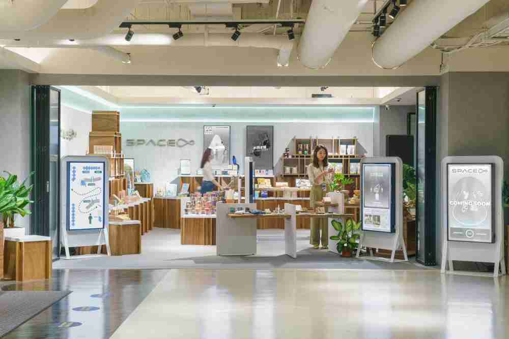 2121非凡打造永续选物商店，，，展示社企及社创商品，，结合创利空间所开发的智能零售系统，，，整合多元产品信息，，，，让无人商店扮演公益行动的推手