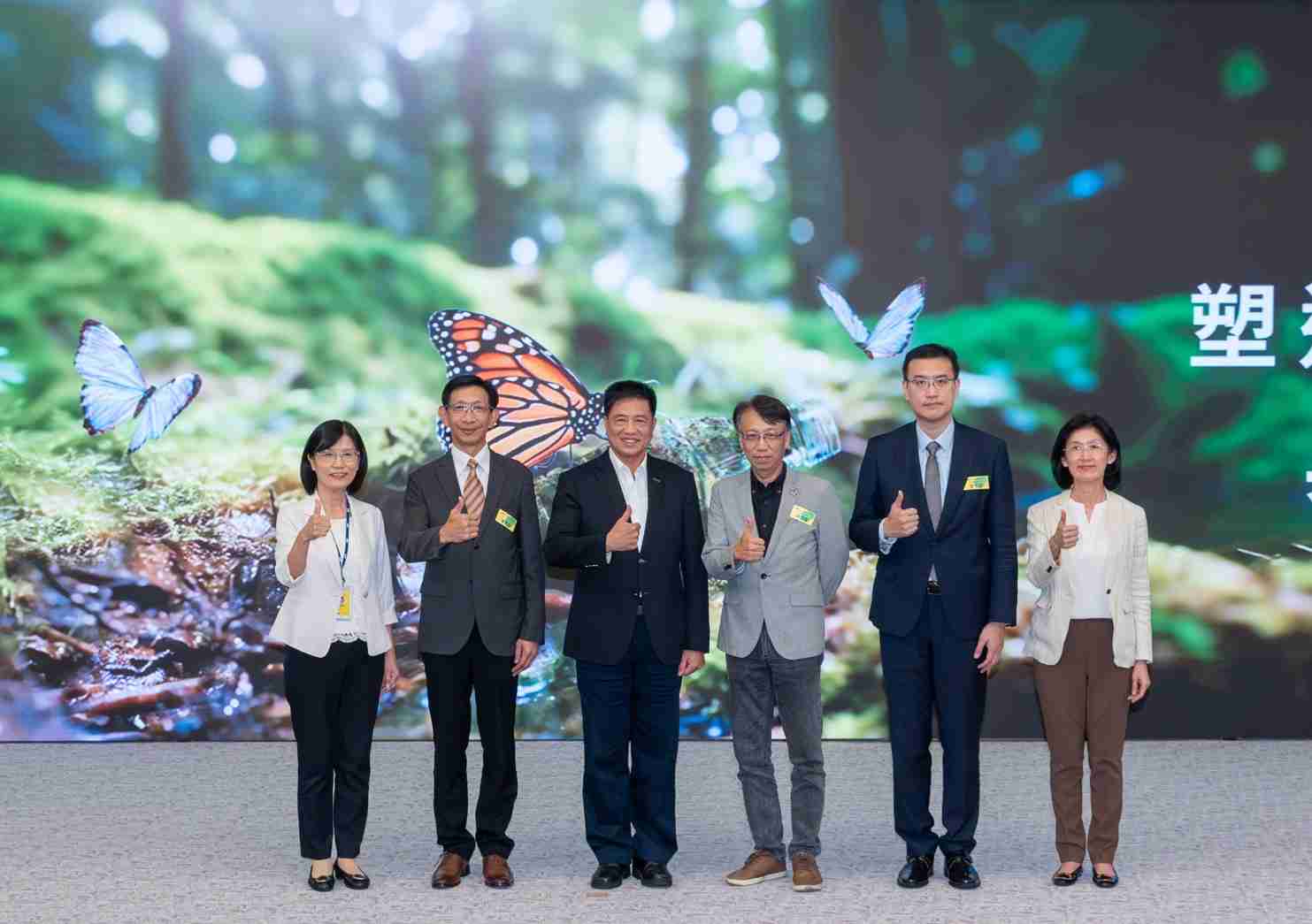 友達2023 CSR共榮大會，，，邀請領域專家分享交流生物多樣性管理趨勢、、、、無塑產品、、、海廢永續塑料等議題  （圖左到右：友達光電永續長古秀華、、、3M台灣技術長陳君杰、、、、友達光電董事長暨集團策略長彭双浪、、、、光寶科技企業永續發展處處長陳慶暉、、、安永聯合會計師事務所執業會計師曾于哲、、友達光電供應鏈總部副總經理吳宜芳）