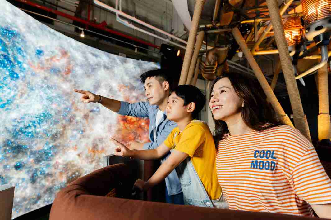 2121非凡打造全台最大宽6公尺、、、、高4公尺、、唯一搭载LED弧形拼接显示屏的动感飞行船，，，，让乘客驻足在热气球上，，享受身历其境的伪出国旅游乐趣