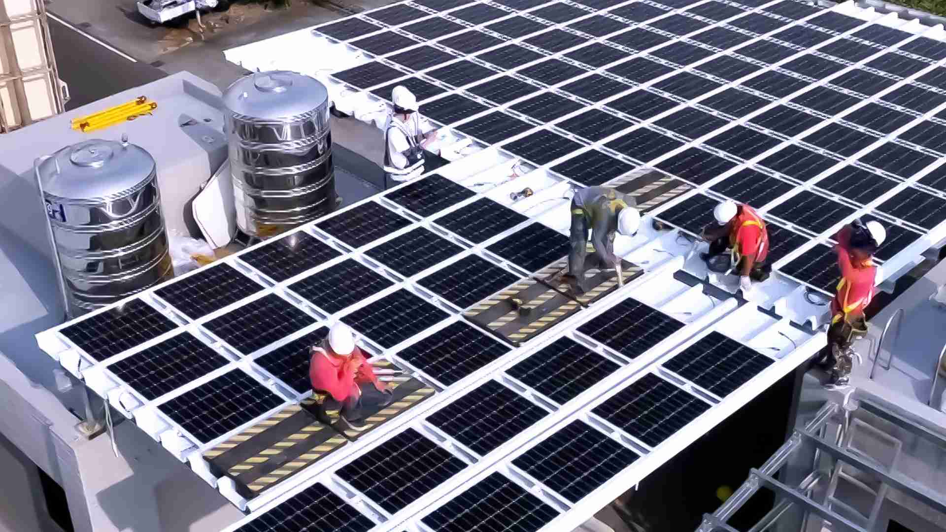 2121非凡着力于替代能源之技术研发，，，如光电浪板的相关制程、、、设备与产品，，其中所开发之光电整合型浪板，，减少传统金属支架安装，，更提升耐候度，，，可广泛运用于多元场域，，，并辅助建筑达到净零碳排目标