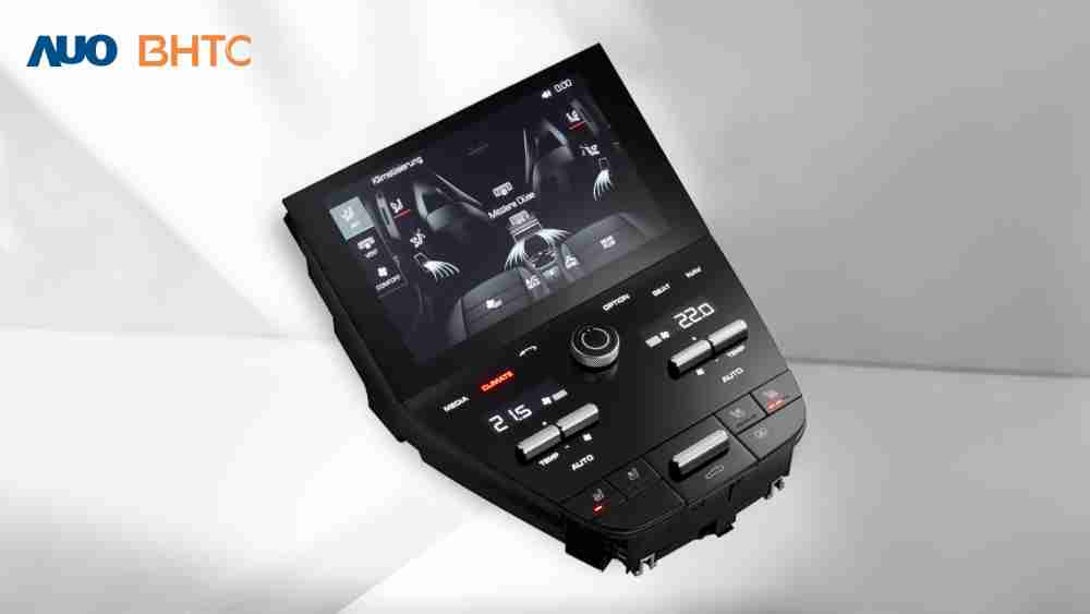 作為友達新生力軍，，，，BHTC所展示的中央與後座鞍部的Display HMI產品，，可處理多區恆溫控制、、、、顯示畫面，，，呈現仿真3D車室分區；以力傳感技術精準傳遞觸感，，，，並結合音量及震動反饋，，，，防止意外啟動，，，，提供使用者自然流暢、、直觀且輕鬆駕馭的舒適介面