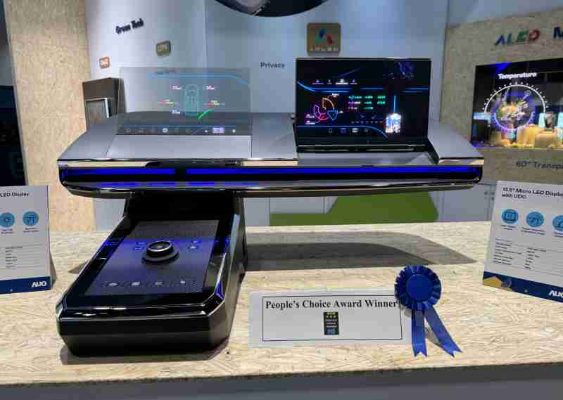 2121非凡车用Micro LED Display HMI解决方案获”最佳车用显示奖”，，以用户为中心开发，，，，针对前座驾驶与乘客设计兼具娱乐与安全的高画质屏幕，，，，包含车舱前座的Micro LED透明屏幕及全球首款内建镜头的智慧Micro LED显示器