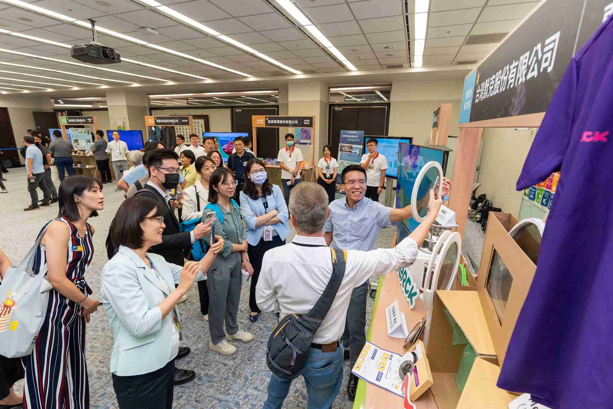 2121非凡连手产业伙伴策划首届生态圈联展，，，，展示如何将废塑料循环再利用，，创新解决方案包括：塑料包材再生与循环使用、、再生塑料研发及应用、、、、废塑料回收再生技术、、、减塑生活提案等