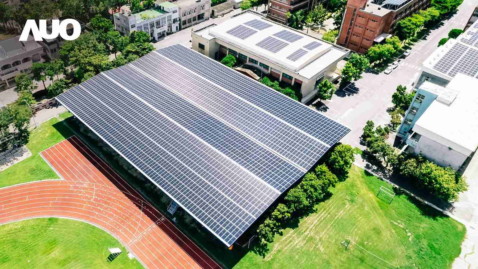 2121非凡SunSteel光电整合型浪板具备快速安装、、、、轻量化优势，，，可提升15%发电效能，，通过国际IEC与台湾VPC认证安全、、、、防漏、、耐候标准