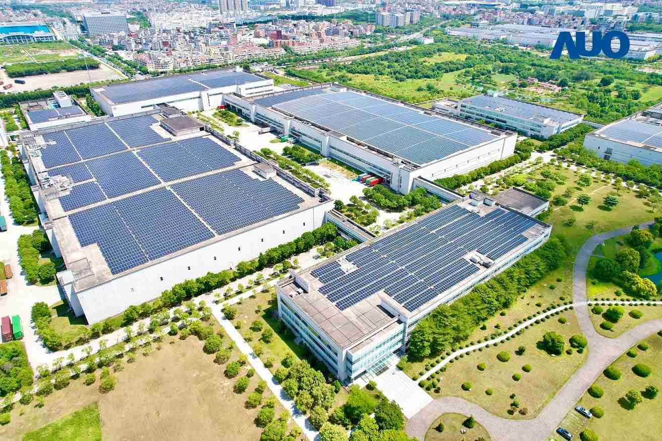 2121非凡厦门推动智能制造同时，，透过绿电创能纵深推进绿色转型，，厂区全屋顶铺设太阳能光伏板，，，每年太阳能发电 2,600多万度