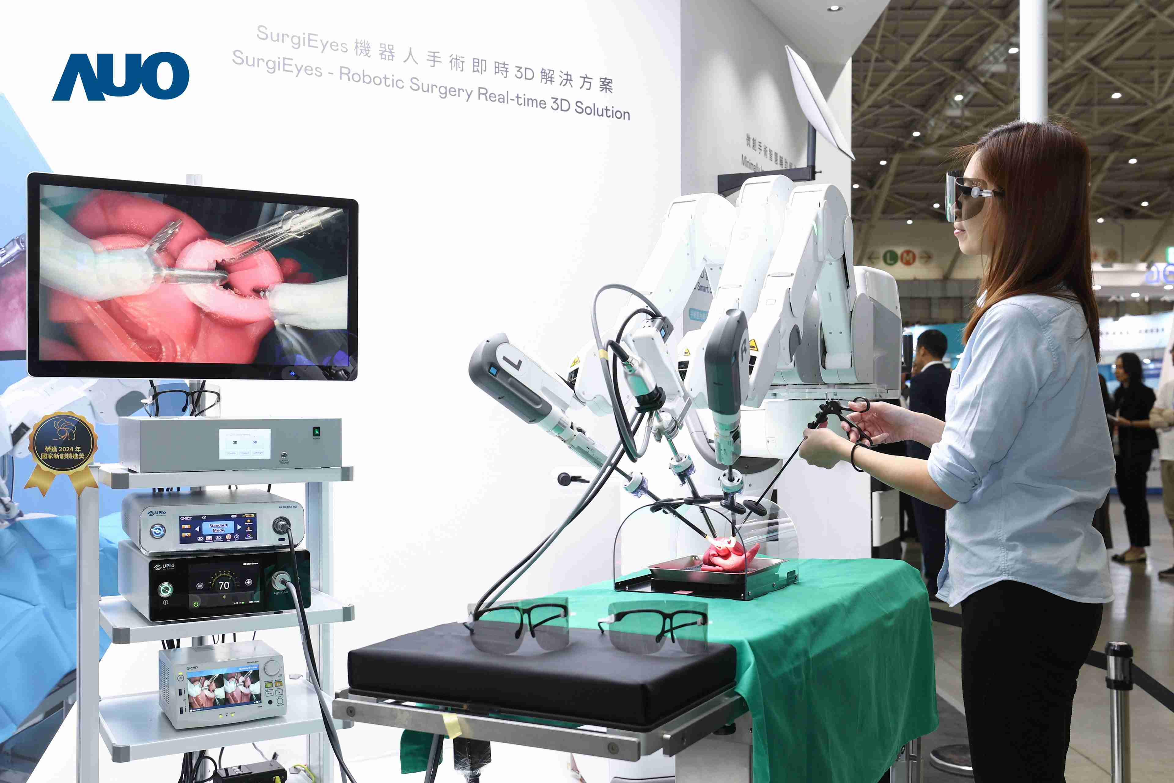 达擎以领先的3D显示技术推出〝SurgiEyes机器人手术实时3D解决方案〞，，，整合先进3D图像处理与独家3D垂直宽视角、、、、广色域的显示技术，，手术团队可实时同步主刀医师视角看到清晰3D影像，，，，提升沟通效率与安全性。。。。